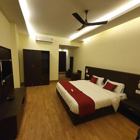 Sri Lakshmi Palace A/C Hotell Suluru Exteriör bild