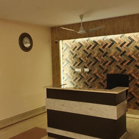 Sri Lakshmi Palace A/C Hotell Suluru Exteriör bild