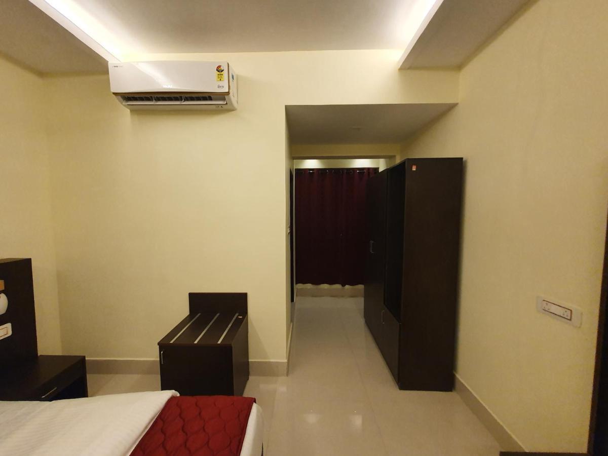 Sri Lakshmi Palace A/C Hotell Suluru Exteriör bild