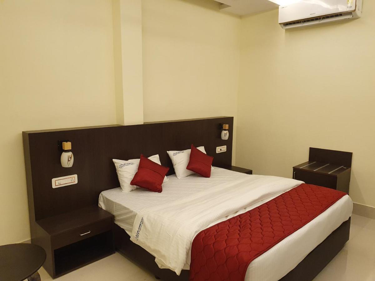 Sri Lakshmi Palace A/C Hotell Suluru Exteriör bild